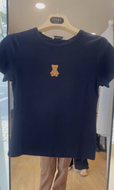 A. T-shirt nera con Teddy