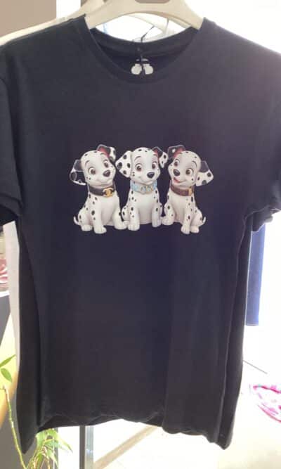T-shirt nera con dettaglio cagnolini
